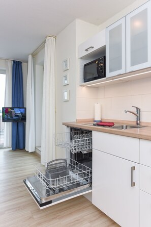 Kühlschrank, Mikrowelle, Ofen, Geschirrspüler