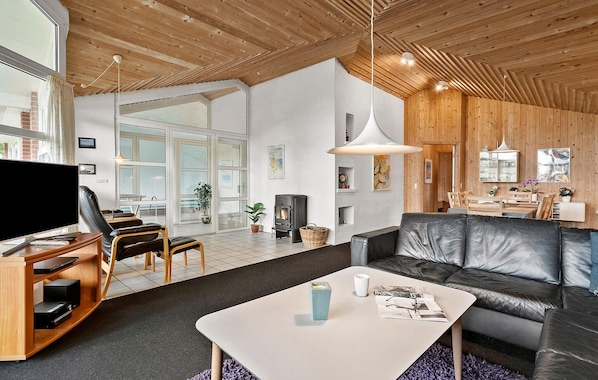 TV, fireplace, stereo - Amazing home in Blåvand with sauna (Blåvand)