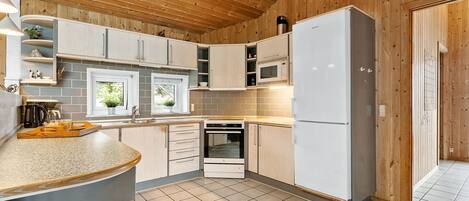 Køleskab, kogeplade, opvaskemaskine, kaffe-/temaskine