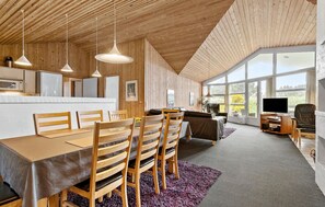 TV, fireplace, stereo - Amazing home in Blåvand with sauna (Blåvand)