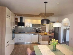 Fridge, oven, stovetop, dishwasher - Holiday apartment with balcony and air conditioning (Crikvenica)