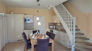 Geladeira, fogão, lava-louças, cadeirão de bebê