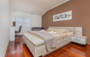 5 bedrooms, travel crib, free WiFi, bed sheets