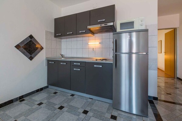 Fridge, microwave, stovetop, coffee/tea maker