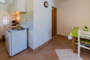 Kjøleskap, kokeplater og kaffetrakter/tekoker