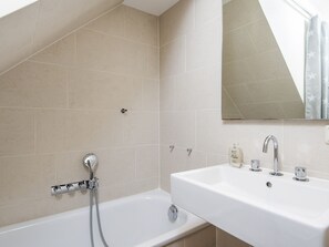 Secador de cabelo, toalhas de banho