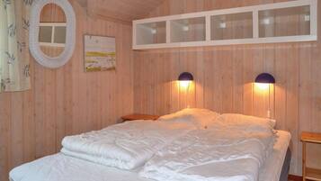 3 bedrooms, travel crib, WiFi (free)