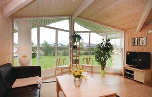 Fernseher, Kamin, DVD-Player, Tischfußball