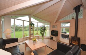 Fernseher, Kamin, DVD-Player, Tischfußball