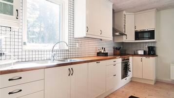 Réfrigérateur, micro-ondes, plaque de cuisson, lave-vaisselle