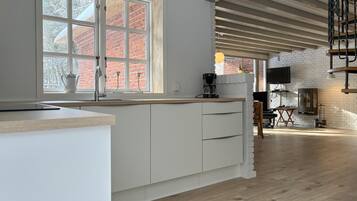 Réfrigérateur, plaque de cuisson, lave-vaisselle, cafetière/bouilloire