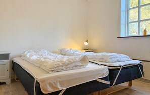 4 bedrooms, travel crib - Awesome home in Rømø with kitchen (Rømø)