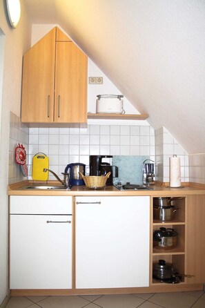 Køleskab, kaffe-/temaskine, elkedel, brødrister
