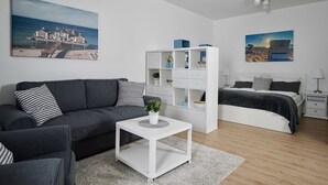 Ein modernes Schlafzimmer mit einem Bett, einem Nachttisch und einem weißen Beistelltisch.