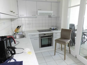 Kühlschrank, Ofen, Geschirrspüler, Wasserkocher mit Kaffee-/Teezubehör