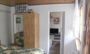 1 bedroom, travel crib, bed sheets