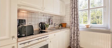 Fridge, oven, coffee/tea maker, electric kettle