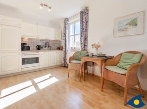 Fridge, oven, coffee/tea maker, electric kettle