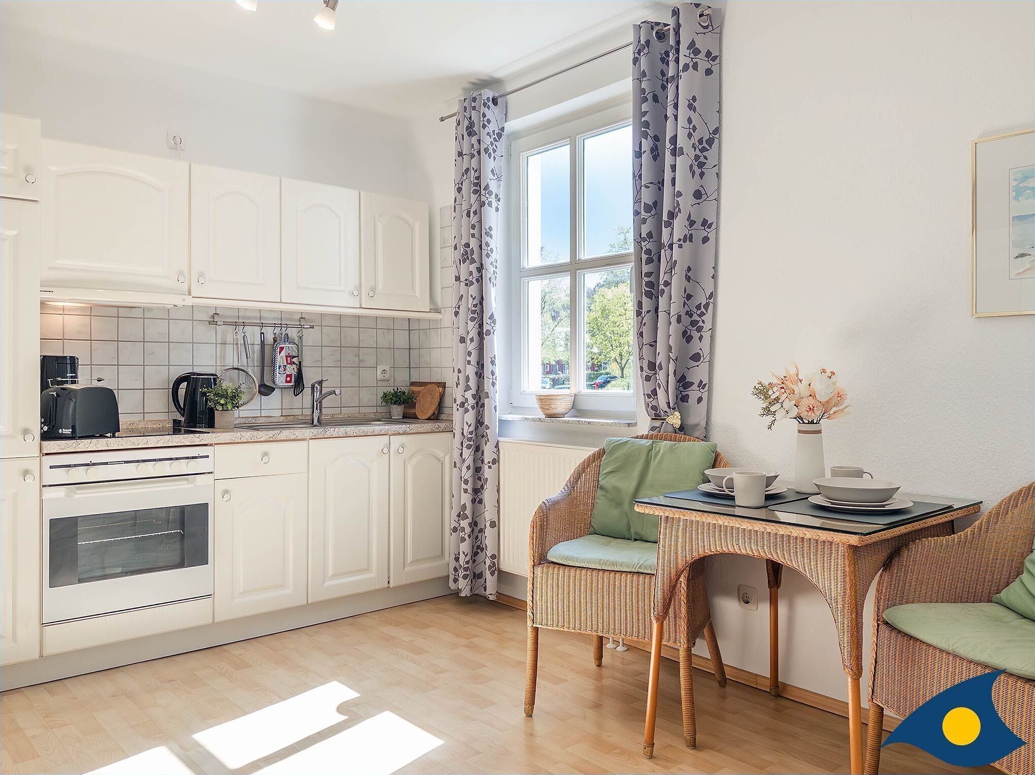 Fridge, oven, coffee/tea maker, electric kettle