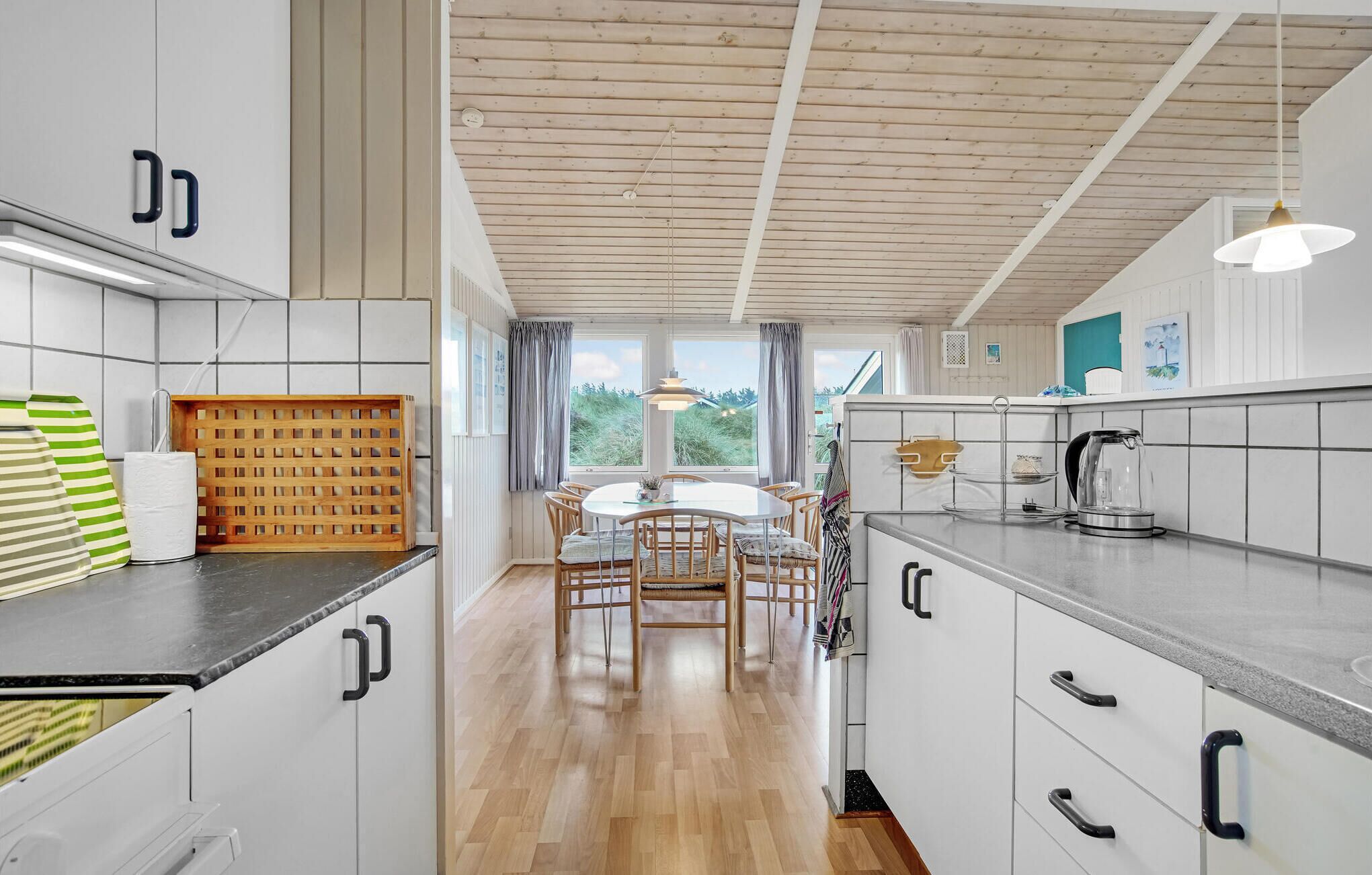 Réfrigérateur, plaque de cuisson, lave-vaisselle, cafetière/bouilloire