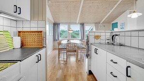 Wasserkocher mit Kaffee-/Teezubehör, Kühlschrank, Herdplatte