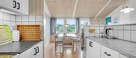 Réfrigérateur, plaque de cuisson, lave-vaisselle, cafetière/bouilloire