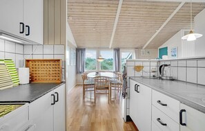 Wasserkocher mit Kaffee-/Teezubehör, Kühlschrank, Herdplatte