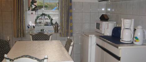 Kühlschrank, Mikrowelle, Ofen, Geschirrspüler