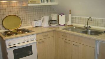 Kjøleskap, mikrobølgeovn, ovn og oppvaskmaskin