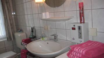 Dusj, hårføner og håndklær