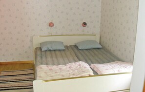1 bedroom, travel cot