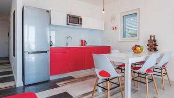 Frigorífico, placa de cocina, lavavajillas y cafetera o tetera