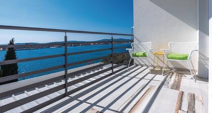 Cozy apartment in Brodarica with WiFi