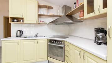 Køleskab, kogeplade, opvaskemaskine, kaffe-/temaskine