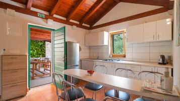 Geladeira, cooktop, cafeteira/chaleira