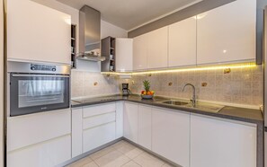 Frigorifero, piano cottura, lavastoviglie, macchina per tè/caffè