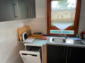 Een koelkast, een microgolfoven, een oven, een vaatwasser
