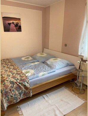 2 bedrooms, travel cot, WiFi, bed sheets