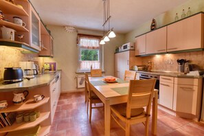 Kühlschrank, Mikrowelle, Ofen, Geschirrspüler