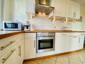 Kühlschrank, Mikrowelle, Ofen, Geschirrspüler