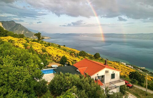 Beautiful home in Omis with WiFi