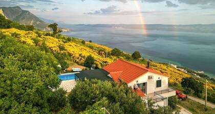 Beautiful home in Omis with WiFi