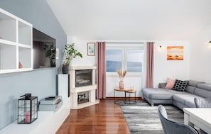 Smart TV, fireplace, DVD player, ping pong