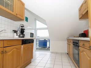 Four, lave-vaisselle, cafetière/bouilloire, bouilloire électrique