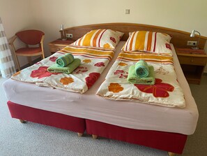 3 bedrooms, in-room safe, iron/ironing board, travel cot