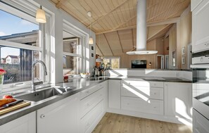 Een koelkast, een kookplaat, een vaatwasser