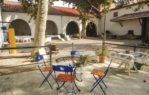 Outdoor dining - Pet friendly home in Narbonne with sauna (Narbonne)