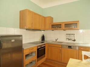 Kühlschrank, Ofen, Geschirrspüler, Wasserkocher mit Kaffee-/Teezubehör