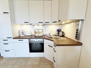Fridge, oven, dishwasher, coffee/tea maker