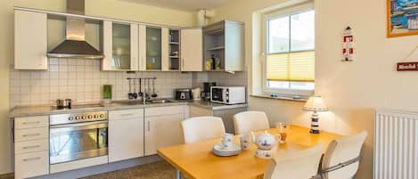 Kühlschrank, Mikrowelle, Ofen, Geschirrspüler